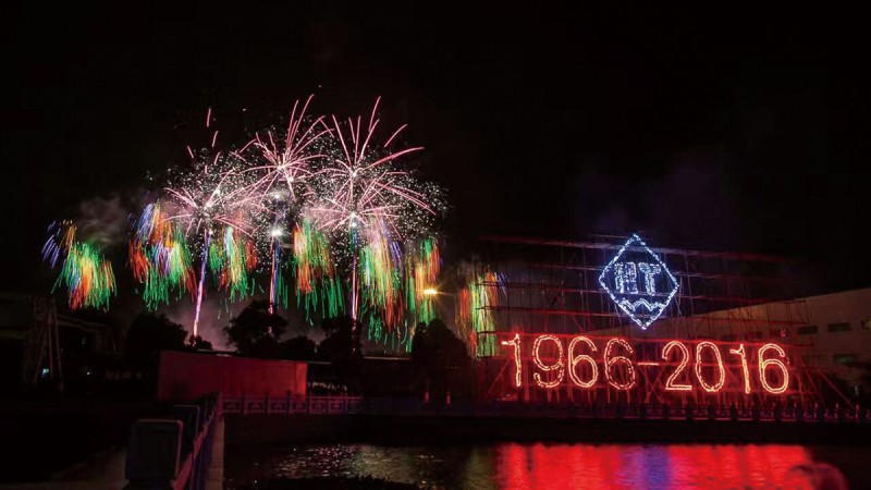 絢麗煙花閃亮夜空，共祝愿海天五十華誕1